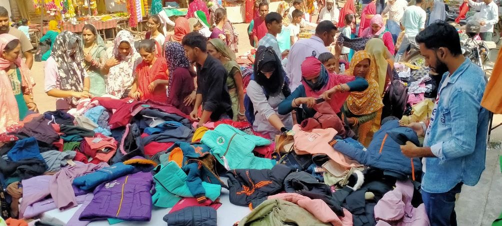 फोटो संख्या:62- आईटीआई रोड पर बैरीगेट लगाकर बड़े वाहनों को रोकते शहर थाना प्रभारी पवन कुमार व क