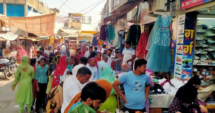 फोटो संख्या:62- आईटीआई रोड पर बैरीगेट लगाकर बड़े वाहनों को रोकते शहर थाना प्रभारी पवन कुमार व क