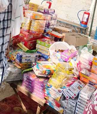 फतेहाबाद के चार मरला कॉलोनी में खरीदारी करती महिलाएं एवं युवतियां। संवाद