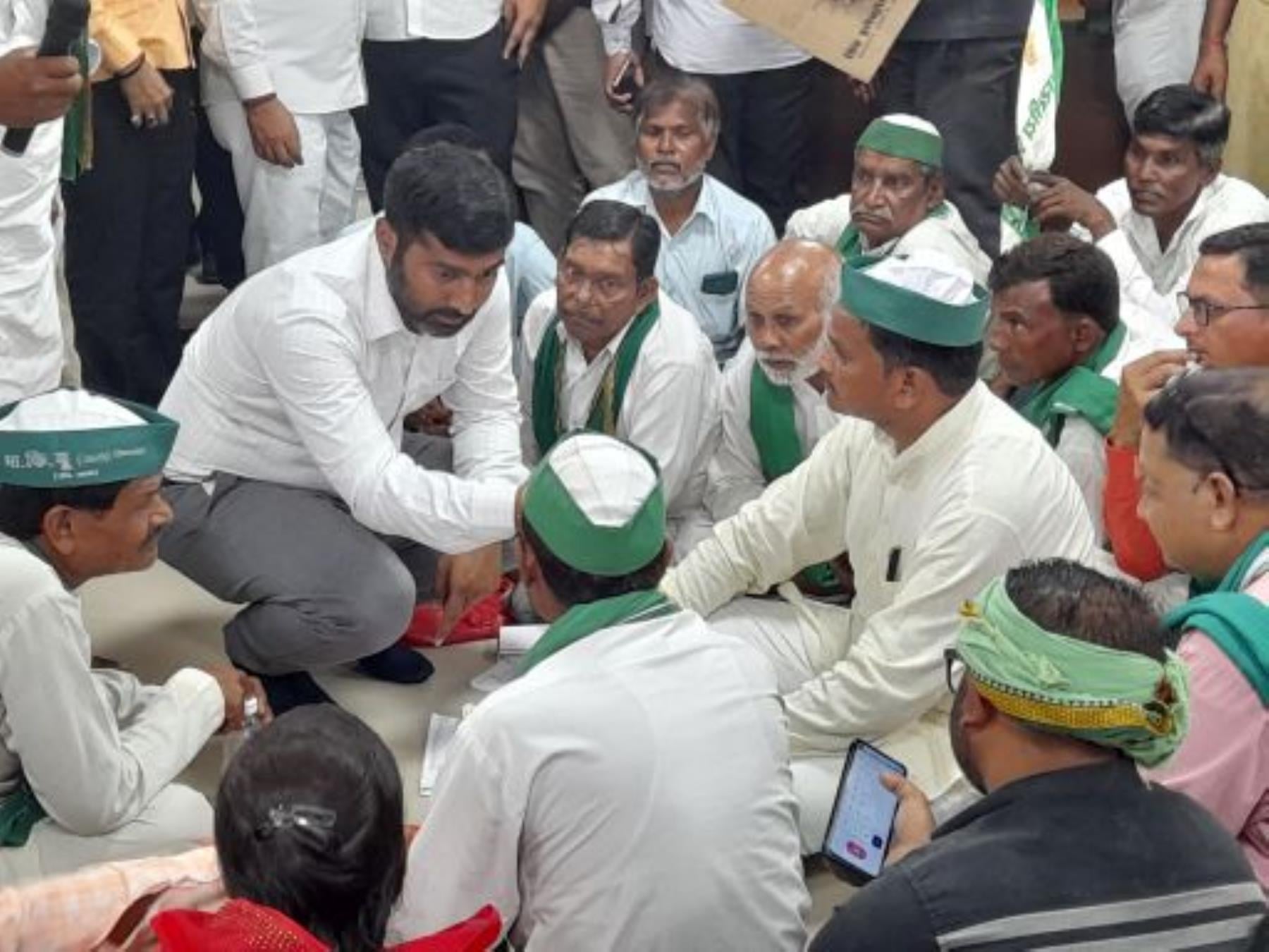 हंगामा करते किसान। हंगामा करते किसान।
