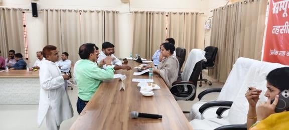 हंगामा करते किसान। हंगामा करते किसान।