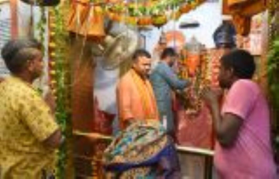 हजरतगंज स्थित दक्षिण मुखी हनुमान मंदिर में शनिवार को दर्शन करते लोग। -संवाद हजरतगंज स्थित दक्षिण मुखी हनुमान मंदिर में शनिवार को दर्शन करते लोग। -संवाद
