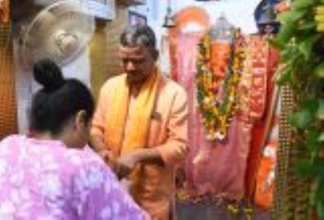 हजरतगंज स्थित दक्षिण मुखी हनुमान मंदिर में शनिवार को दर्शन करते लोग। -संवाद हजरतगंज स्थित दक्षिण मुखी हनुमान मंदिर में शनिवार को दर्शन करते लोग। -संवाद