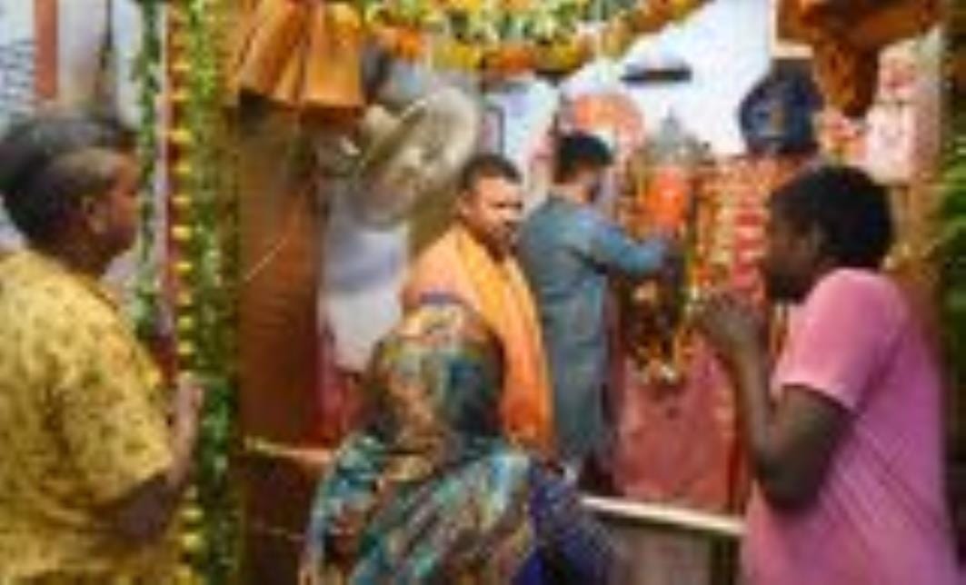 हजरतगंज स्थित दक्षिण मुखी हनुमान मंदिर में शनिवार को दर्शन करते लोग। -संवाद हजरतगंज स्थित दक्षिण मुखी हनुमान मंदिर में शनिवार को दर्शन करते लोग। -संवाद