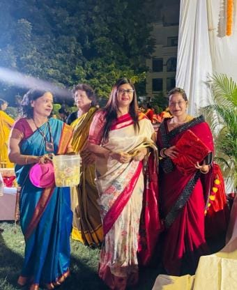 इंदिरानगर के ए ब्लॉक सि्थत योग पार्क में शुक्रवार को कॉलोनी वासियों ने धूमधाम से दिवाली उत्सव इंदिरानगर के ए ब्लॉक सि्थत योग पार्क में शुक्रवार को कॉलोनी वासियों ने धूमधाम से दिवाली उत्सव