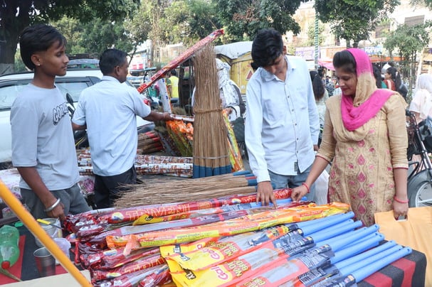 जगाधरी में बर्तन की खरीदारी करने के लिए लगी लोगों की भीड़। संवाद