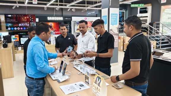 जगाधरी में बर्तन की खरीदारी करने के लिए लगी लोगों की भीड़। संवाद