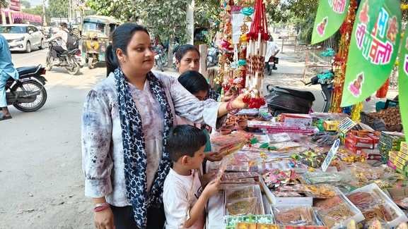 जगाधरी में बर्तन की खरीदारी करने के लिए लगी लोगों की भीड़। संवाद