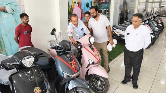 जगाधरी में बर्तन की खरीदारी करने के लिए लगी लोगों की भीड़। संवाद