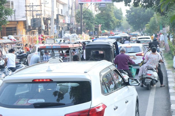 जगाधरी में बर्तन की खरीदारी करने के लिए लगी लोगों की भीड़। संवाद