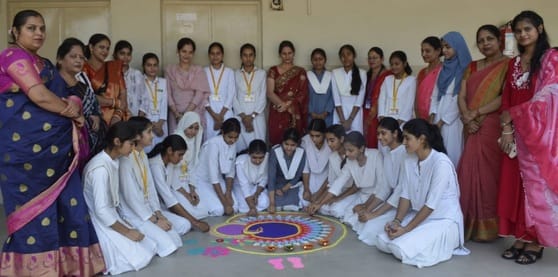 जानसठ के सक्सेस किड्स एकेडमी में दीवाली पर्व हर्षोल्लास से मनाते बच्चे। स्रोतः स्कूल जानसठ के सक्सेस किड्स एकेडमी में दीवाली पर्व हर्षोल्लास से मनाते बच्चे। स्रोतः स्कूल