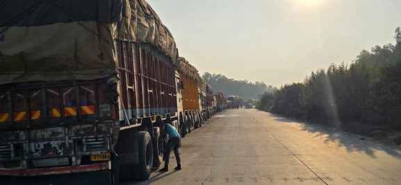 कलानौर बॉर्डर पर रोकी गई धान व चावल से भरी ट्रॉलियां। संवाद