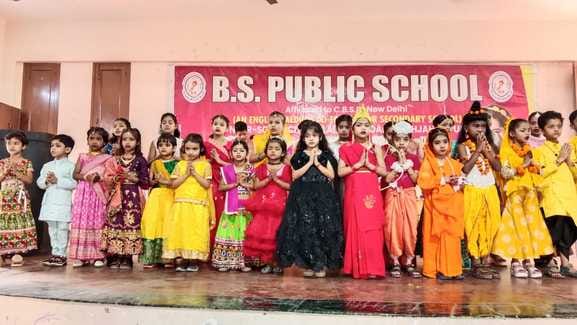 कर्नल एकेडमी ग्लोबल में रंगोली बनाते विद्यार्थीं। स्रोत: स्कूल कर्नल एकेडमी ग्लोबल में रंगोली बनाते विद्यार्थीं। स्रोत: स्कूल