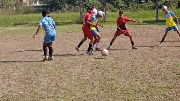 कैंट के रॉबर्ट पैवेलियन मैदान में गोल करने का प्रयास करते हुए खिलाड़ी: स्वयं कैंट के रॉबर्ट पैवेलियन मैदान में गोल करने का प्रयास करते हुए खिलाड़ी: स्वयं