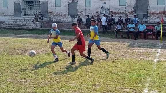 कैंट के रॉबर्ट पैवेलियन मैदान में गोल करने का प्रयास करते हुए खिलाड़ी: स्वयं कैंट के रॉबर्ट पैवेलियन मैदान में गोल करने का प्रयास करते हुए खिलाड़ी: स्वयं
