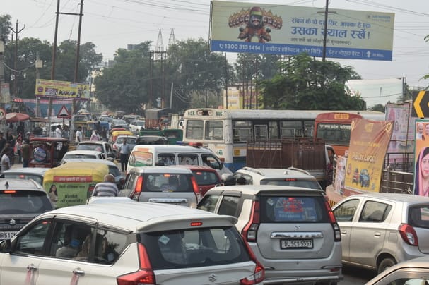 खुर्जा के धरपा कट के पास बस में आग लगने के बाद हाईवे पर लगा जाम । संवाद खुर्जा के धरपा कट के पास बस में आग लगने के बाद हाईवे पर लगा जाम । संवाद