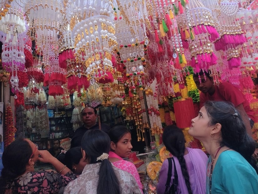 खतौली में धनतेरस पर बर्तनों की खरीदारी करते लोग। संवाद खतौली में धनतेरस पर बर्तनों की खरीदारी करते लोग। संवाद