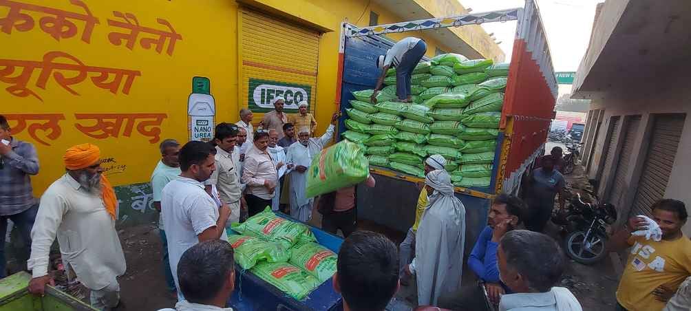 खाद लेने के लिए नरवाना में हो रही धक्का मुक्की