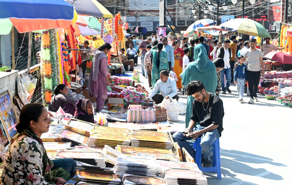 मंडी के पड्डल मैदान में दिवाली पर्व के लिए सजी पटाखों की दुकान से खरीदारी करते लोग। संवाद