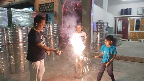 मोहल्ला तारीन टिकली में यम का दीपक जलातीं महिलाएं। संवाद मोहल्ला तारीन टिकली में यम का दीपक जलातीं महिलाएं। संवाद