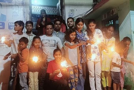मोहल्ला तारीन टिकली में यम का दीपक जलातीं महिलाएं। संवाद मोहल्ला तारीन टिकली में यम का दीपक जलातीं महिलाएं। संवाद