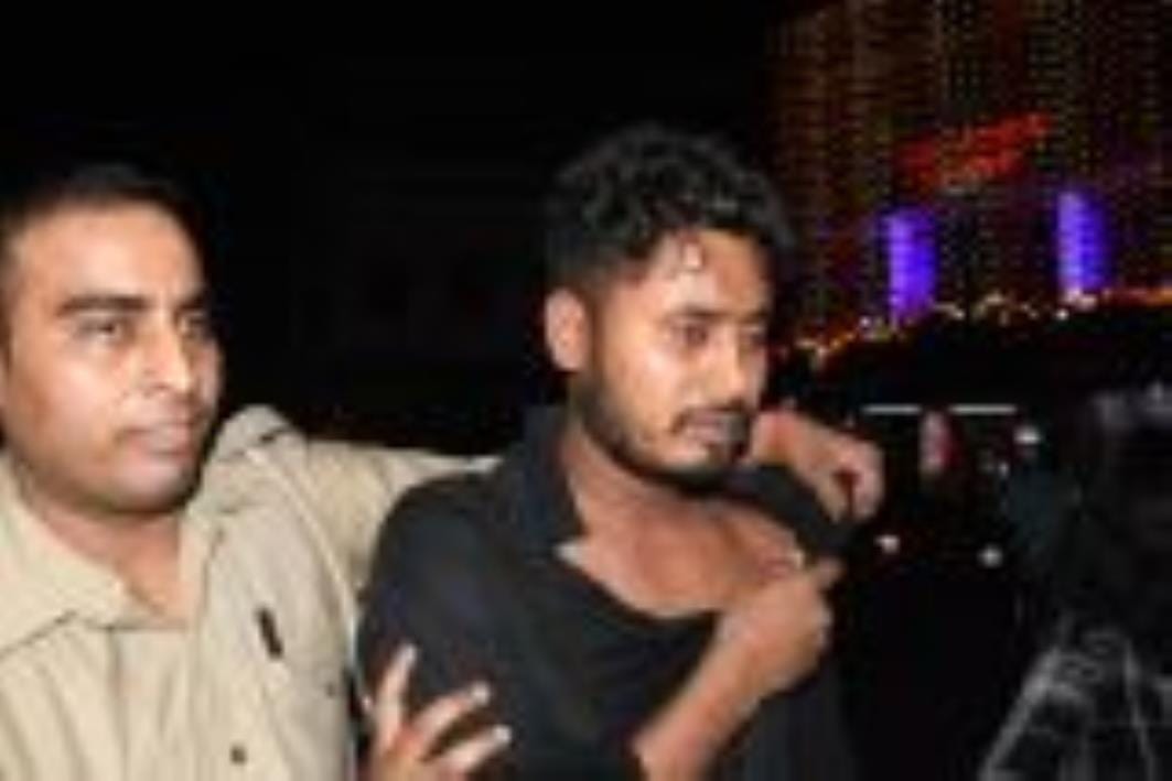 मौके पर मौजूद आरोपियों की कार व मौजूद भीड़। आरोपियों को अपने साथ ले जाती पुलिस। मौके पर मौजूद आरोपियों की कार व मौजूद भीड़। आरोपियों को अपने साथ ले जाती पुलिस।