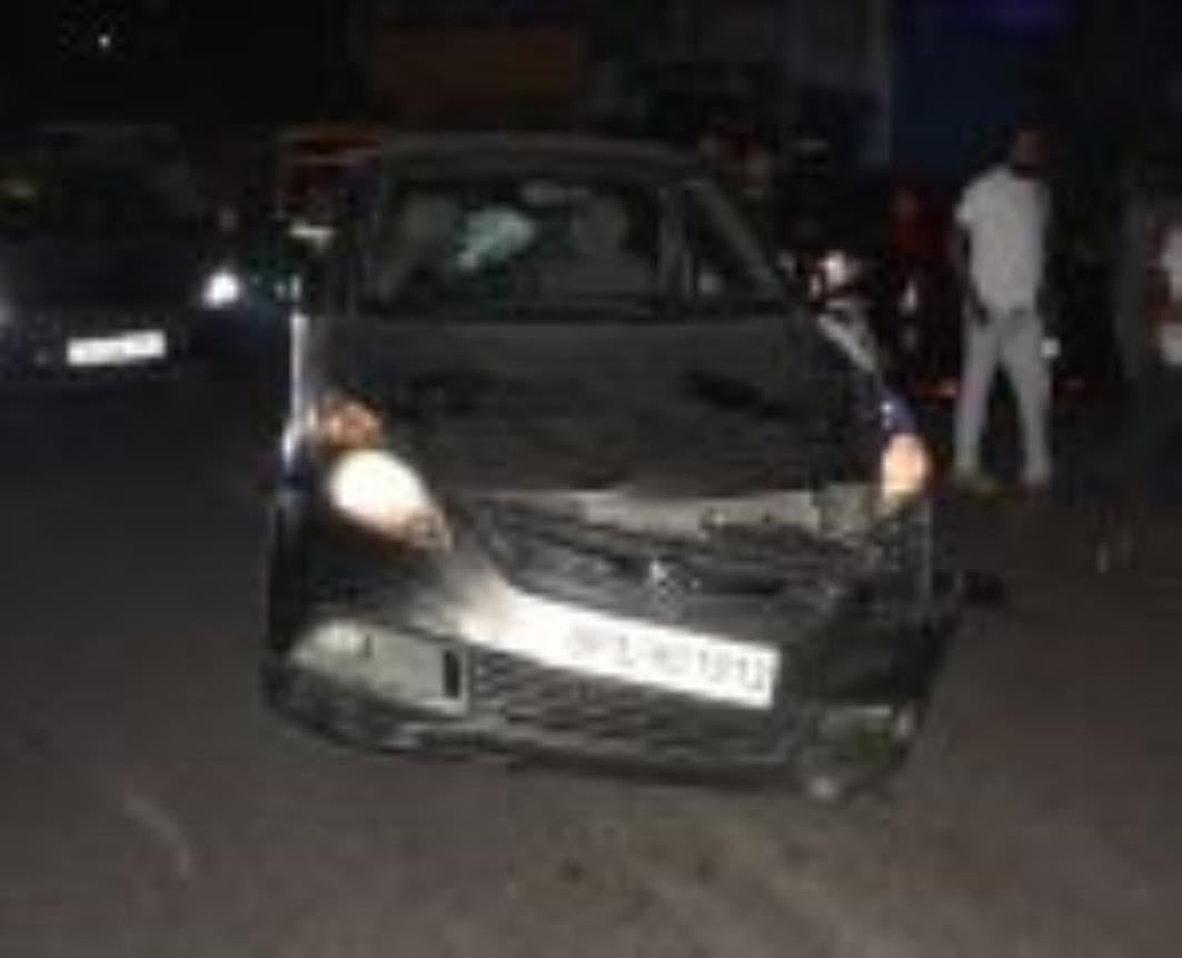 मौके पर मौजूद आरोपियों की कार व मौजूद भीड़। आरोपियों को अपने साथ ले जाती पुलिस। मौके पर मौजूद आरोपियों की कार व मौजूद भीड़। आरोपियों को अपने साथ ले जाती पुलिस।