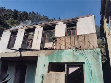 मकान में आग बुझाने के बाद जले सामान में कीमती चीजों की तलाश करता परिवार। संवाद मकान में आग बुझाने के बाद जले सामान में कीमती चीजों की तलाश करता परिवार। संवाद