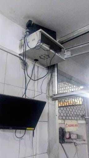 निगोहां में शोरूम में चोरी के बाद मौके की जांच करती पुलिस व टूटा पड़ा शटर और ताला।