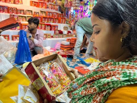 नगर के सहादतपुरा में धनतेरस पर मोरपंख की खरीदारी करतीं महिलाएं।संवाद नगर के सहादतपुरा में धनतेरस पर मोरपंख की खरीदारी करतीं महिलाएं।संवाद