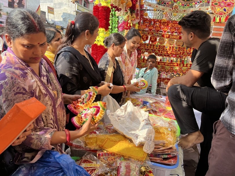 नगर के सहादतपुरा में धनतेरस पर मोरपंख की खरीदारी करतीं महिलाएं।संवाद नगर के सहादतपुरा में धनतेरस पर मोरपंख की खरीदारी करतीं महिलाएं।संवाद