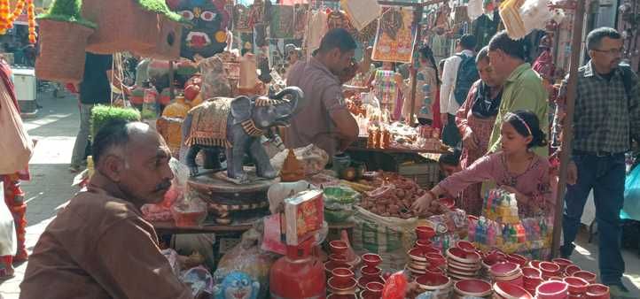 नाहन के बड़ा चौक में दीयों की खरीदारी करती महिलाएं। संवाद