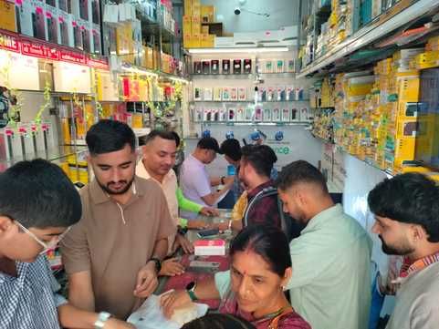 नाहन के बड़ा चौक में दीयों की खरीदारी करती महिलाएं। संवाद