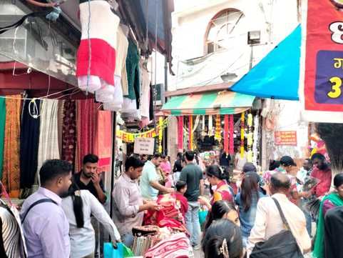 नाहन के बड़ा चौक में दीयों की खरीदारी करती महिलाएं। संवाद