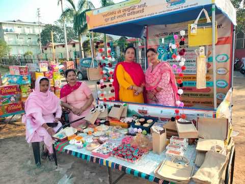 नाहन के बड़ा चौक में दीयों की खरीदारी करती महिलाएं। संवाद