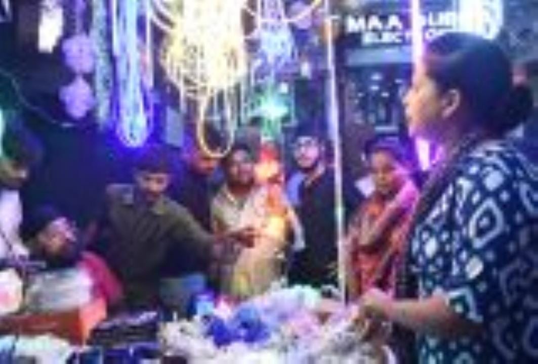 नाका मार्केट में स्वदेशी झालरो की खरीदारी करते लोग।