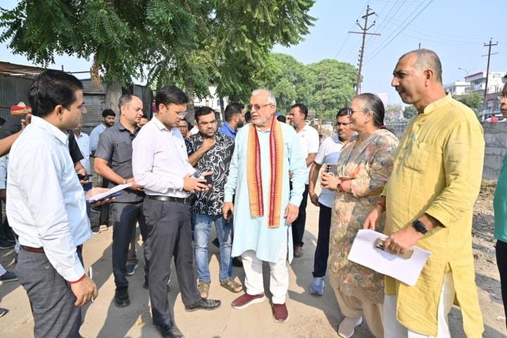 निरीक्षण के दौरान निर्देश देते सुरेश खन्ना। 