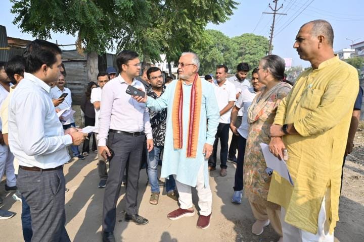 निरीक्षण के दौरान निर्देश देते सुरेश खन्ना। 