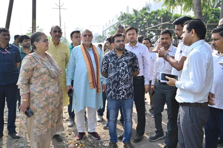 निरीक्षण के दौरान निर्देश देते सुरेश खन्ना। 
