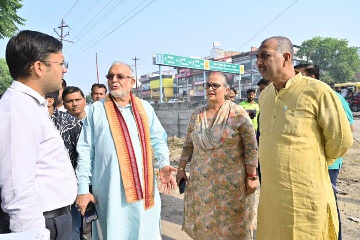 निरीक्षण के दौरान निर्देश देते सुरेश खन्ना। 