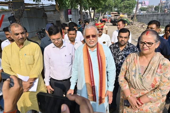 निरीक्षण के दौरान निर्देश देते सुरेश खन्ना। 