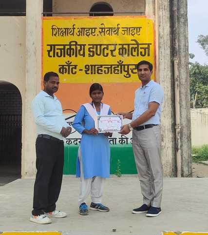 ओशीन को मेडल पहनाते अतिथि। स्रोत: स्वयं