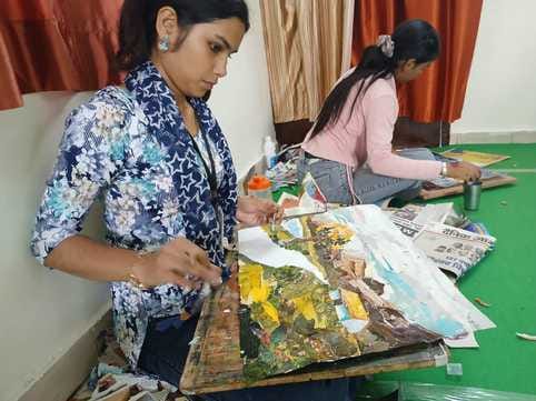 पंजाबी गीत गाती छात्रा। संस्थान पंजाबी गीत गाती छात्रा। संस्थान
