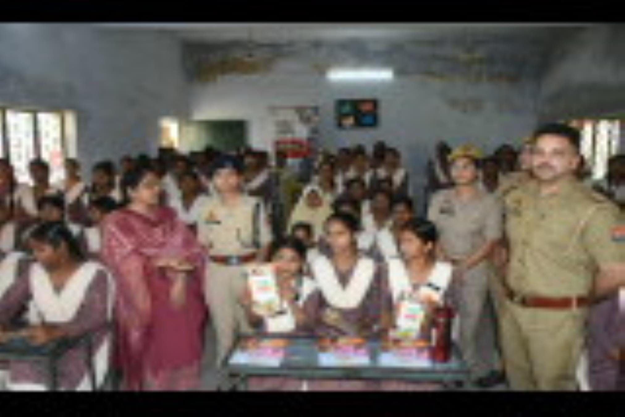 पुलिस की पाठशाला। पुलिस की पाठशाला।