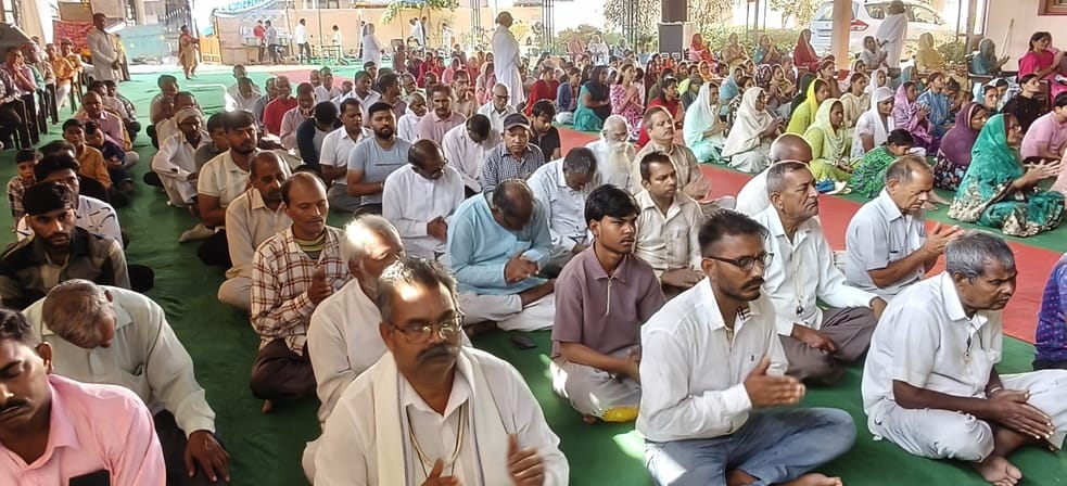 प्रवचन करते स्वामी ज्ञानानंद। आयोजक प्रवचन करते स्वामी ज्ञानानंद। आयोजक