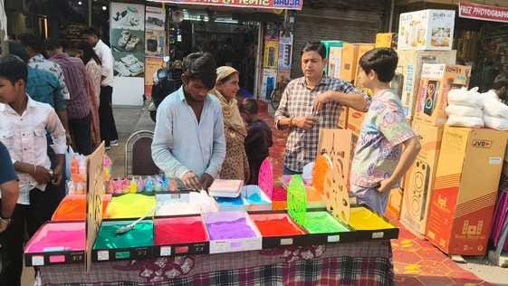 रेलवे रोड पर लगे जाम में फंसे वाहन चालक। संवाद रेलवे रोड पर लगे जाम में फंसे वाहन चालक। संवाद