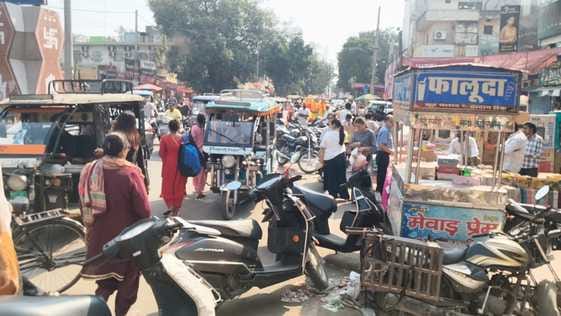रेलवे रोड पर लगे जाम में फंसे वाहन चालक। संवाद रेलवे रोड पर लगे जाम में फंसे वाहन चालक। संवाद