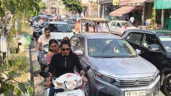 रेलवे रोड पर लगे जाम में फंसे वाहन चालक। संवाद रेलवे रोड पर लगे जाम में फंसे वाहन चालक। संवाद