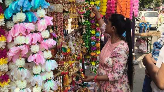 रेलवे रोड पर लगे जाम में फंसे वाहन चालक। संवाद रेलवे रोड पर लगे जाम में फंसे वाहन चालक। संवाद