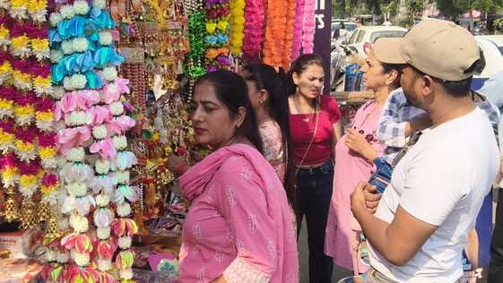 रेलवे रोड पर लगे जाम में फंसे वाहन चालक। संवाद रेलवे रोड पर लगे जाम में फंसे वाहन चालक। संवाद